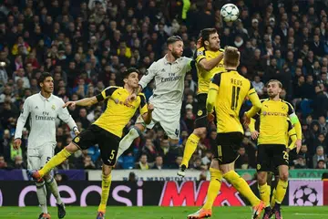 Pemain pertahanan Real Madrid, Sergio Ramos (tiga dari kiri), bersaing dengan pemain pertahanan Dortmund, Sokratis (empat dari kiri), semasa perlawanan Liga Juara-Juara di Stadium Santiago Bernabeu di Madrid pada 7 Disember 2016.