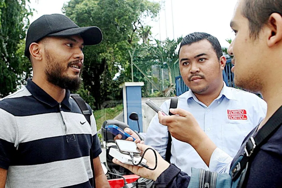 BUKAN MILIK SAYA: Safee Sali (kiri) bercakap kepada pemberita selepas memberikan keterangan di Ibu Pejabat Diraja Johor Bahru Utara, Johor Bahru, kelmarin. - Foto UTUSAN MALAYSIA