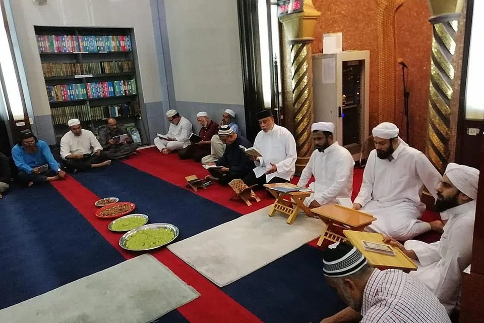 ERATKAN HUBUNGAN SILATURAHIM: Majlis doa arwah dan doa selamat untuk keluarga penderma dimulakan dengan antaranya membaca Surah Yasin secara berjemaah, yang dipimpin oleh imam bertauliah. - Foto MASJID MALABAR