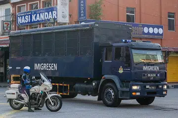 HANTAR PULANG: Sebuah trak imigresen kelihatan membawa pendatang Myanmar untuk dihantar pulang. - Foto AFP