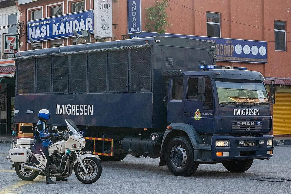 HANTAR PULANG: Sebuah trak imigresen kelihatan membawa pendatang Myanmar untuk dihantar pulang. - Foto AFP