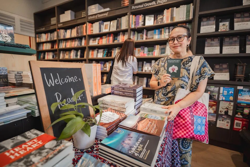 Cik Oniatta di toko buku Wardah Books, salah satu lokasi dalam laluan Batik Passport. Kedai buku itu turut menganjurkan Batik Reading Room sempena Indie Bookshop Day, yang memberi peluang kepada pengunjung mengenali batik menerusi buku dan pembacaan.