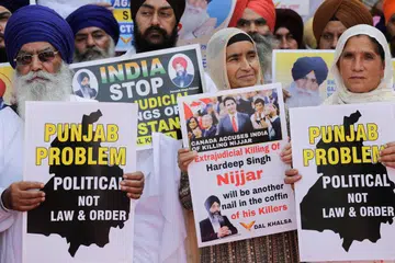 MASIH TEGANG: Orang ramai melakukan bantahan di atas pembunuhan pemimpin pemisah Sikh warga Canada, Encik Hardeep Singh Nijjar, dalam satu demonstrasi di luar Kuil Emas di Amritsar, India.