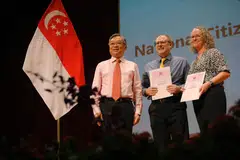 WARGA BARU: Cik Stacey Deborah Tucker dan Encik Nelius Strydom bersama Menteri Perdagangan dan Perusahaan, Encik Gan Kim Yong (kiri), di Majlis Kewarganegaraan Kebangsaan 2023 di ITE Kolej Barat pada 13 Ogos 2023.
