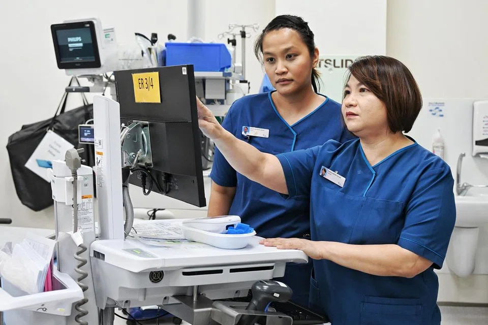 Pengalaman Jururawat Utama Berdaftar di Hospital Khoo Teck Puat, Cik Kartina Ismail (kanan), dimanfaatkan melalui peranannya sebagai mentor untuk melatih dan memupuk kemahiran dalam kalangan jururawat pelatih dan kakitangan sokongan lain. 