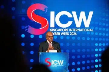 Menteri Kanan, Encik K. Shanmugam, yang juga Menteri Penyelaras bagi Keselamatan Negara merangkap Menteri Ehwal Dalam Negeri, menyampaikan ucapan perasmian pada Minggu Siber Antarabangsa Singapura 2026 pada 13 Oktober.