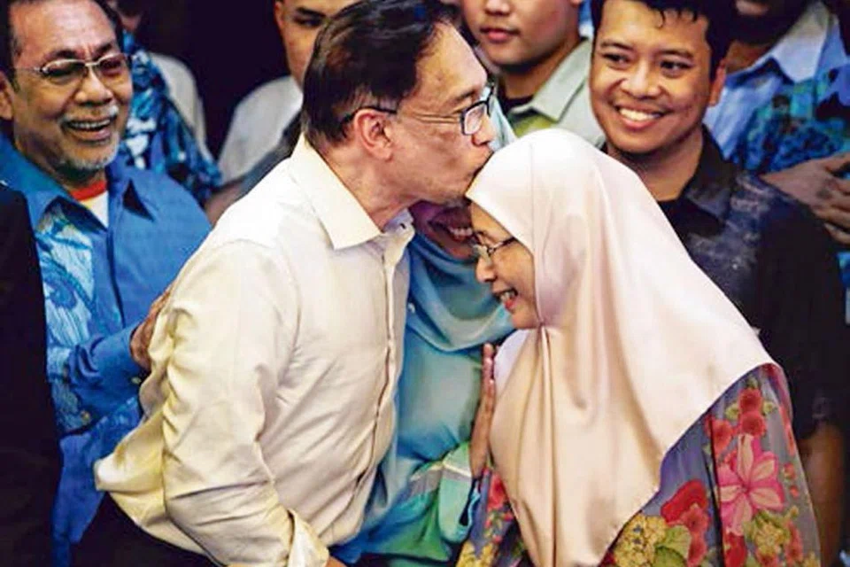 PENANTIAN SEORANG ISTERI: Datuk Seri Anwar Ibrahim mengucup isterinya, Datuk Seri Dr Wan Azizah Wan Ismail semasa satu sidang akhbar di Kuala Lumpur selepas pembebasan beliau.