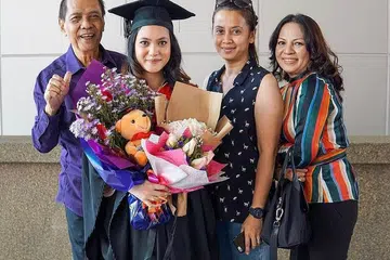 KENANGAN BERSAMA KELUARGA: Datuk Dahlan Zainuddin (kiri) bersama isteri, Datin Effa Rizan (kanan) meraikan kejayaan anak bongsu mereka, Athinia Ines (dua dari kiri) yang lulus ijazah perakaunan dengan kepujian lewat tahun lalu. Bersama mereka ialah anak sulungnya, Natasha Idha. - Foto FACEBOOK EFFA RIZAN