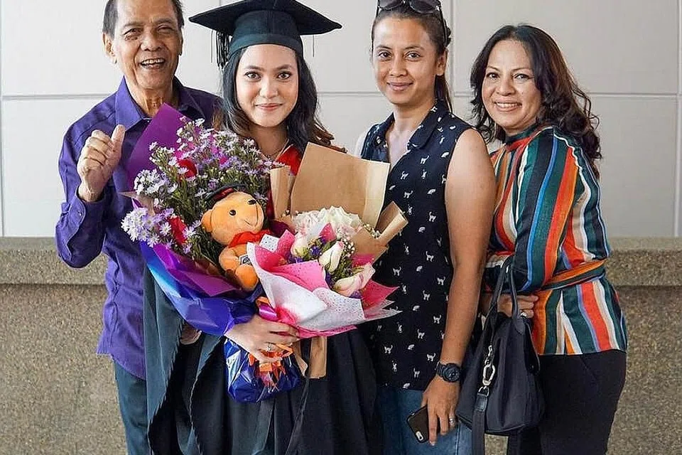 KENANGAN BERSAMA KELUARGA: Datuk Dahlan Zainuddin (kiri) bersama isteri, Datin Effa Rizan (kanan) meraikan kejayaan anak bongsu mereka, Athinia Ines (dua dari kiri) yang lulus ijazah perakaunan dengan kepujian lewat tahun lalu. Bersama mereka ialah anak sulungnya, Natasha Idha. - Foto FACEBOOK EFFA RIZAN