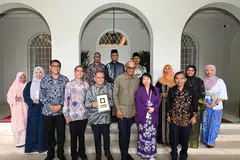 Kecemerlangan aktivis masyarakat diraikan bersama oleh                                              (barisan belakang, dari kiri), Encik Raja Mohamad Maiden, Encik Haniss Ali, dan Encik Johari Samsudin; (barisan tengah, dari kiri) Ustazah Laila Abu Hassan, Cik Sri Nur Asma-ul-Husna Mohamed Hussain, Cik Nazeerah Alla’udin, Cik Attiya Ashraf Ali dan Dr Elly Sabrina Ismail, serta (barisan depan, dari kiri) Ketua Eksekutif Muis, Encik Kadir Maideen; Pemangku Menteri  Bertanggungjawab bagi Ehwal Masyarakat Islam, Professor Madya Dr Muhammad Faishal Ibrahim; pengarah Casa Raudha, Encik Abdul Hamid Abdullah dan Presiden Tharman Shanmugaratnam serta isterinya, Puan Jane Ittogi dan Presiden Muis, Encik Mohamed Sa’at Abdul Rahman.