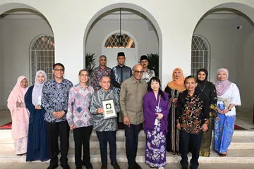 Kecemerlangan aktivis masyarakat diraikan bersama oleh                                              (barisan belakang, dari kiri), Encik Raja Mohamad Maiden, Encik Haniss Ali, dan Encik Johari Samsudin; (barisan tengah, dari kiri) Ustazah Laila Abu Hassan, Cik Sri Nur Asma-ul-Husna Mohamed Hussain, Cik Nazeerah Alla’udin, Cik Attiya Ashraf Ali dan Dr Elly Sabrina Ismail, serta (barisan depan, dari kiri) Ketua Eksekutif Muis, Encik Kadir Maideen; Pemangku Menteri  Bertanggungjawab bagi Ehwal Masyarakat Islam, Professor Madya Dr Muhammad Faishal Ibrahim; pengarah Casa Raudha, Encik Abdul Hamid Abdullah dan Presiden Tharman Shanmugaratnam serta isterinya, Puan Jane Ittogi dan Presiden Muis, Encik Mohamed Sa’at Abdul Rahman.