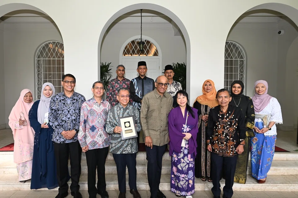 Kecemerlangan aktivis masyarakat diraikan bersama oleh                                              (barisan belakang, dari kiri), Encik Raja Mohamad Maiden, Encik Haniss Ali, dan Encik Johari Samsudin; (barisan tengah, dari kiri) Ustazah Laila Abu Hassan, Cik Sri Nur Asma-ul-Husna Mohamed Hussain, Cik Nazeerah Alla’udin, Cik Attiya Ashraf Ali dan Dr Elly Sabrina Ismail, serta (barisan depan, dari kiri) Ketua Eksekutif Muis, Encik Kadir Maideen; Pemangku Menteri  Bertanggungjawab bagi Ehwal Masyarakat Islam, Professor Madya Dr Muhammad Faishal Ibrahim; pengarah Casa Raudha, Encik Abdul Hamid Abdullah dan Presiden Tharman Shanmugaratnam serta isterinya, Puan Jane Ittogi dan Presiden Muis, Encik Mohamed Sa’at Abdul Rahman.