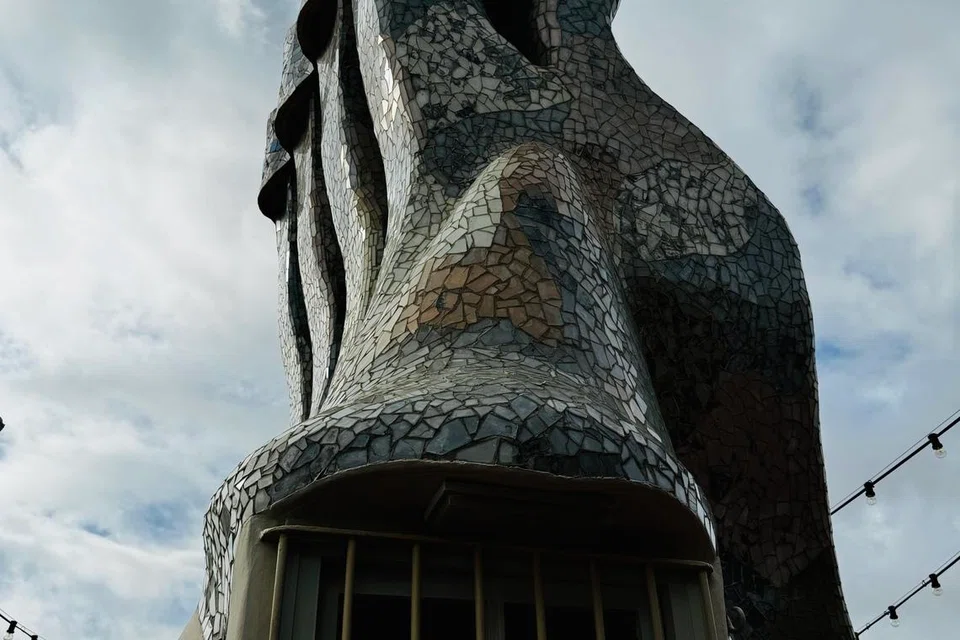 Cerobong asap atas bumbung di Casa Batlló di Barcelona, ​​yang direka oleh Antoni Gaudí.