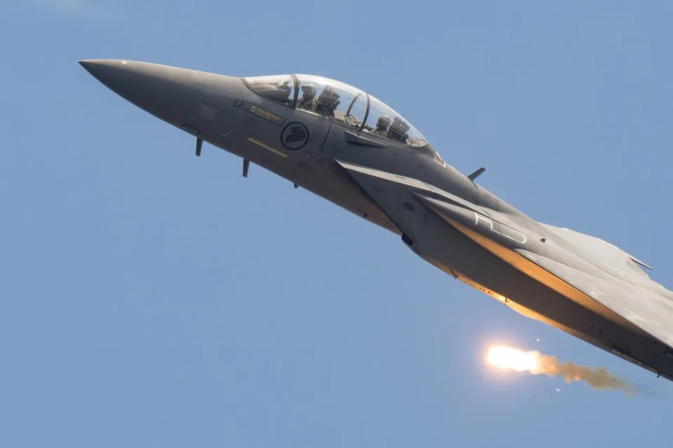 Gambar sebuah jet pejuang F-15SG mengeluarkan suar yang diambil Encik Adam Maniam semasa Pertunjukan Udara Singapura 2024.