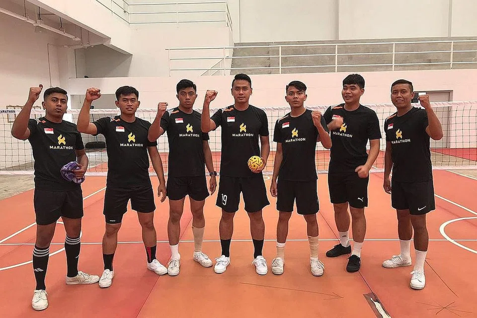 SEDIA KE GELANGGANG: Pasukan sepak takraw negara (dari kanan) Muhammad Farhan Aman, Muhammad Asri Aron, Muhammad Afif Safiee, Mohamad Farhan Amran, Muhammad Khairilshamy Shamsudin, Asfandi Jaal dan Mohammad Alhaj Kasmanani. - Foto PERSES