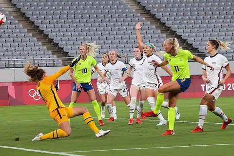 LEBARKAN JURANG: Penyerang Stina Blackstenius (dua dari kanan) menjaringkan gol kedua Sweden dalam perlawanan bola sepak wanita Kumpulan G menentang Amerika Syarikat kelmarin. - Foto AFP