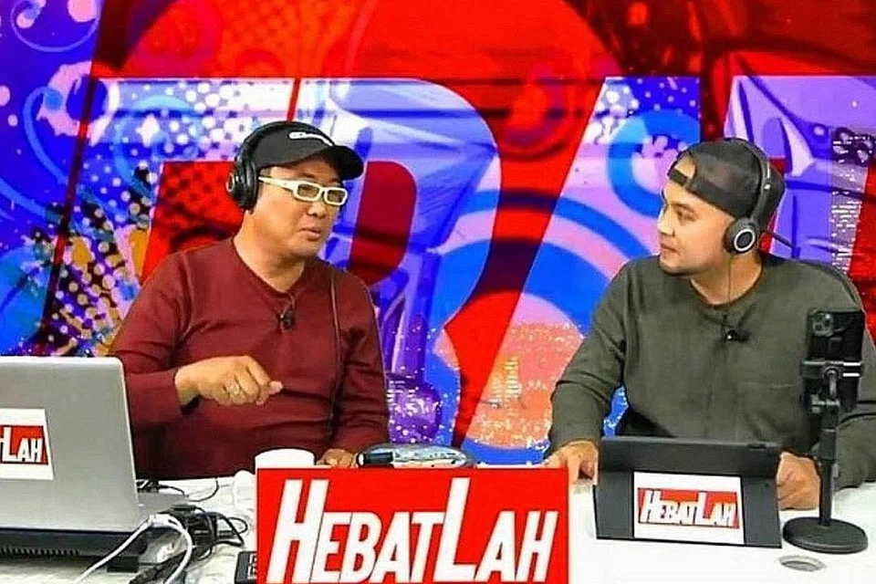 HOS BERSAMA: Rosley Jimaen, (kanan) menjalankan rancangan live 'HebatLah' di Facebook dengan pengacara bersama Yunus Salajudin (kiri) sejak Februari. - Foto ihsan ROSLEY JIMAEN