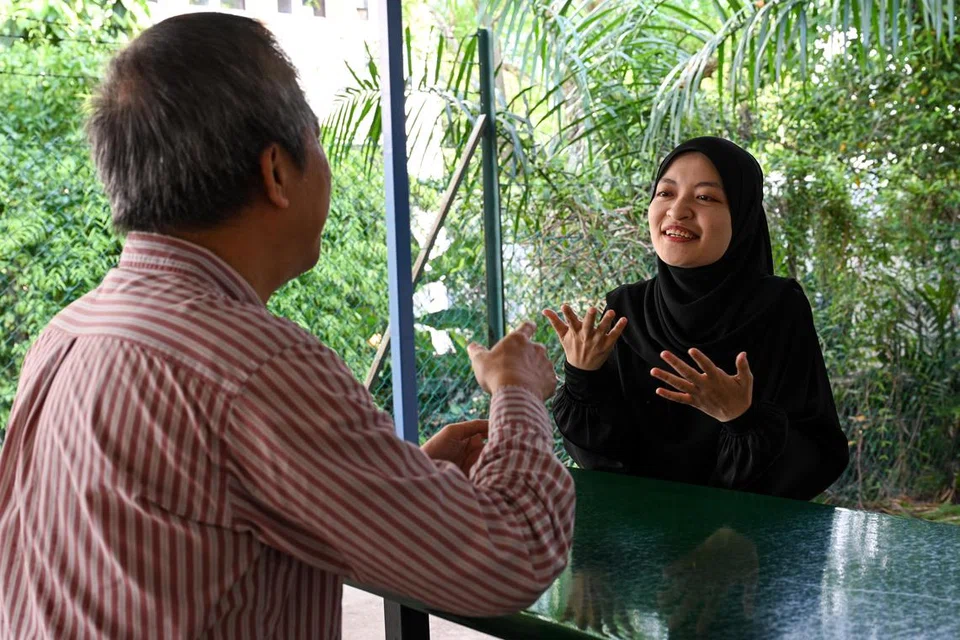 Cik Suhaila Sulaiman temui cara lain untuk menyumbang kepada masyarakat sebagai jurubahasa isyarat di Persatuan Orang Pekak Singapura (SADeaf) sejak Ogos 2022. 