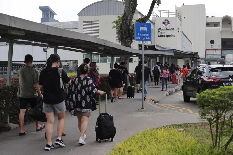 TERKECUALI: Selain warga Singapura, pelawat asing lain yang dikecualikan termasuk pemegang pasport diplomatik, penduduk tetap Malaysia, pemegang Sijil Identiti Am Brunei, dan pemegang Pas Sempadan Thailand.
