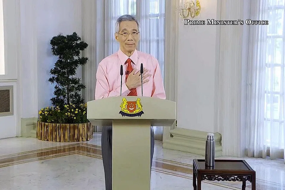 SUMBANGAN DIHARGAI: Perdana Menteri Lee Hsien Loong memberi 'Salam Mufti' sambil mengucapkan terima kasih kepada masyarakat kerana memberikan kerjasama dalam usaha menangani Covid-19 semasa beliau menyampaikan ucapan semalam. - Foto MCI