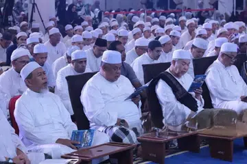 Pengerusi Barisan Nasional (BN), Datuk Seri Dr Ahmad Zahid Hamidi (dua dari kanan) pada program Melaka Bermunajat di Melaka pada malam 21 Oktober. Turut bersama Ketua Menteri Melaka merangkap Pengerusi BN Melaka, Datuk Seri Ab Rauf Yusoh (dua dari kiri).