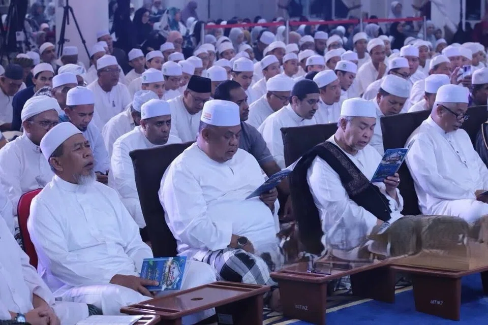 Pengerusi Barisan Nasional (BN), Datuk Seri Dr Ahmad Zahid Hamidi (dua dari kanan) pada program Melaka Bermunajat di Melaka pada malam 21 Oktober. Turut bersama Ketua Menteri Melaka merangkap Pengerusi BN Melaka, Datuk Seri Ab Rauf Yusoh (dua dari kiri).