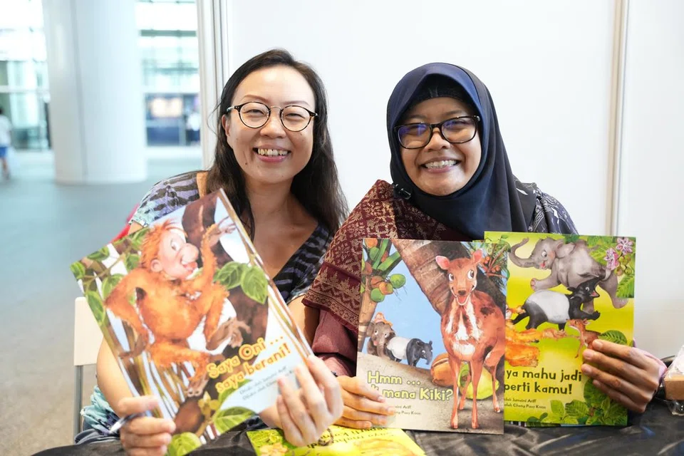 Penulis dan pencerita, Cik Jumaini Ariff (kanan), bersama pelukis tiga buku barunya, Cheng Puay Koon (kiri). Mereka menghadiri Pesta Kandungan Kanak-kanak (AFCC) pada 26 Mei dan mengadakan sesi menandatangani buku-buku mereka.