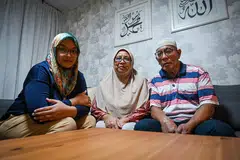 LEGA:  (Dari kiri) Cik Siti Hazirah Hamid, ibunya, Cik Rabiah Salleh dan bapanya, Encik Hamid Ramin, berasa lega setelah melihat rumah mereka di Johor Bahru kembali seperti sediakala, dan kini lebih baik. 
