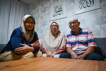 LEGA:  (Dari kiri) Cik Siti Hazirah Hamid, ibunya, Cik Rabiah Salleh dan bapanya, Encik Hamid Ramin, berasa lega setelah melihat rumah mereka di Johor Bahru kembali seperti sediakala, dan kini lebih baik. 