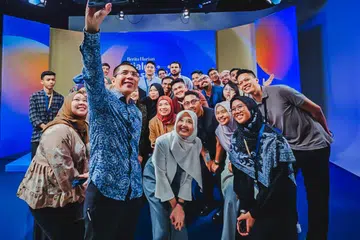 Menteri di Pejabat Perdana Menteri merangkap Menteri Kedua (Pendidikan merangkap Ehwal Luar), Dr Mohamad Maliki Osman bersama 30 belia daripada institusi berbeza seperti AMP Singapura, Persatuan Persuratan Pemuda Pemudi Melayu (4PM), Jamiyah Singapura dan beberapa Institusi Pengajian Tinggi (IHL) di Dialog Masyarakat Berita Harian (BH) pada 31 Julai di bangunan SPH Media di Toa Payoh.