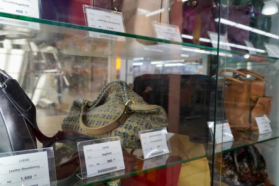 Barangan berjenama vintaj seperti Louis Vuitton dan Burberry dipamerkan di seksyen khas berharga serendah RM900.