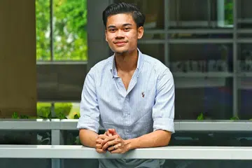 Muhammad Faiz Zufairi, 21 tahun, bakal memulakan pengajian ijazah Sarjana Muda Sains Kejururawatan di Universiti Nasional Singapura (NUS) selepas berjaya bangkit daripada kemurungan berfungsi tinggi, gangguan obsesif kompulsif (OCD), dan stereotaip masyarakat terhadap lulusan Institut Pendidikan Teknikal (ITE).