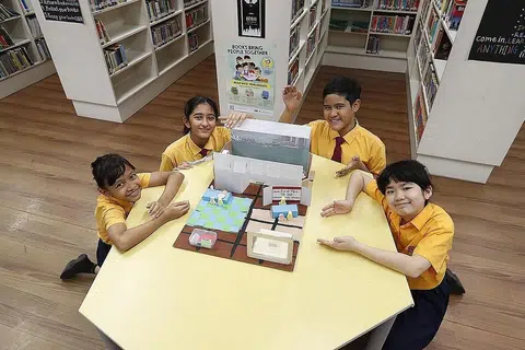 IDEA LEBIH INKLUSIF BAGI WARGA EMAS: (Dari kiri) Pelajar Sekolah Rendah Yumin, Fadiah Nabilah, Aria Gobindram, Aslam Syariq dan Janelle Tan bersama model ciptaan mereka iaitu sebuah ruang kegiatan serba guna bagi warga emas yang dinamakan 'Kelab Kekal Muda'. - Foto: FRASERS PROPERTY