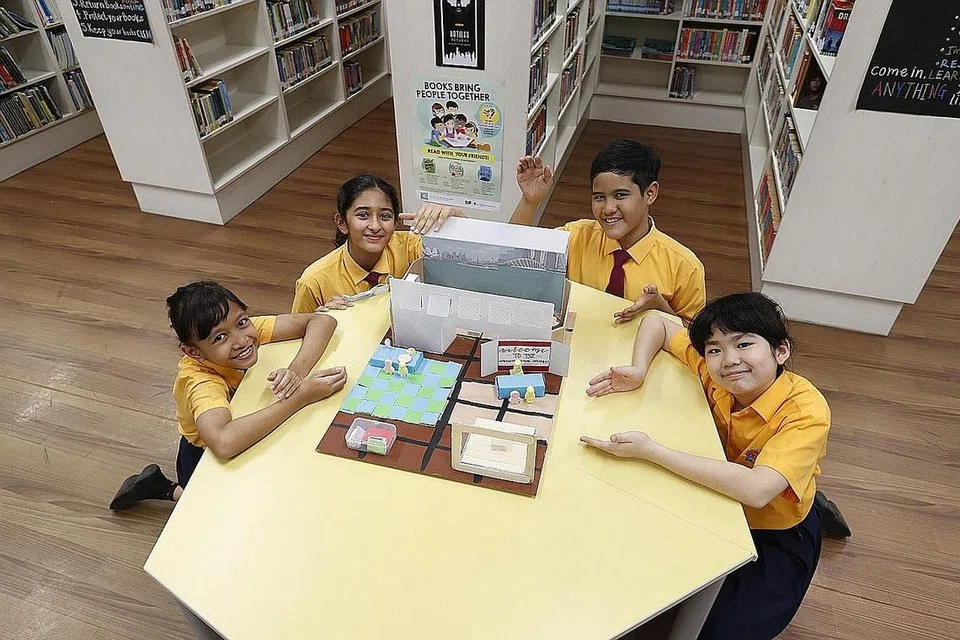 IDEA LEBIH INKLUSIF BAGI WARGA EMAS: (Dari kiri) Pelajar Sekolah Rendah Yumin, Fadiah Nabilah, Aria Gobindram, Aslam Syariq dan Janelle Tan bersama model ciptaan mereka iaitu sebuah ruang kegiatan serba guna bagi warga emas yang dinamakan 'Kelab Kekal Muda'. - Foto: FRASERS PROPERTY
