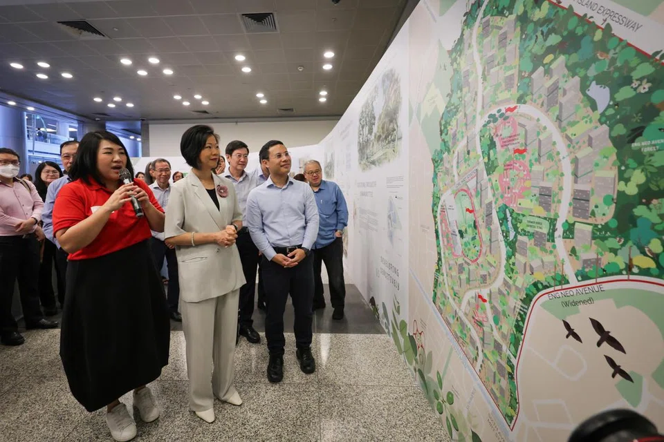 (Depan, dari kanan) Menteri Pembangunan Negara, Encik Desmond Lee,  bersama Menteri Negara Kanan (Ehwal Luar merangkap Pembangunan Negara), Cik Sim Ann,  meninjau pameran rancangan bagi Turf City Bukit Timah.

.