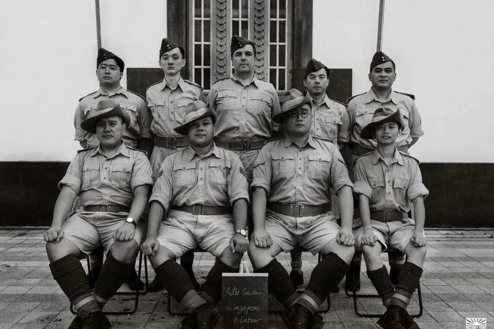 Pengasas bersama, Encik Muhammad Zulfadli Tahar (dua dari kiri, depan), dan Encik Wang Jia Han (tiga dari kiri, juga barisan depan), bersama anggota History Fort Singapore yang berpakaian seragam askar Kor Sukarelawan Singapura (SVC). 
