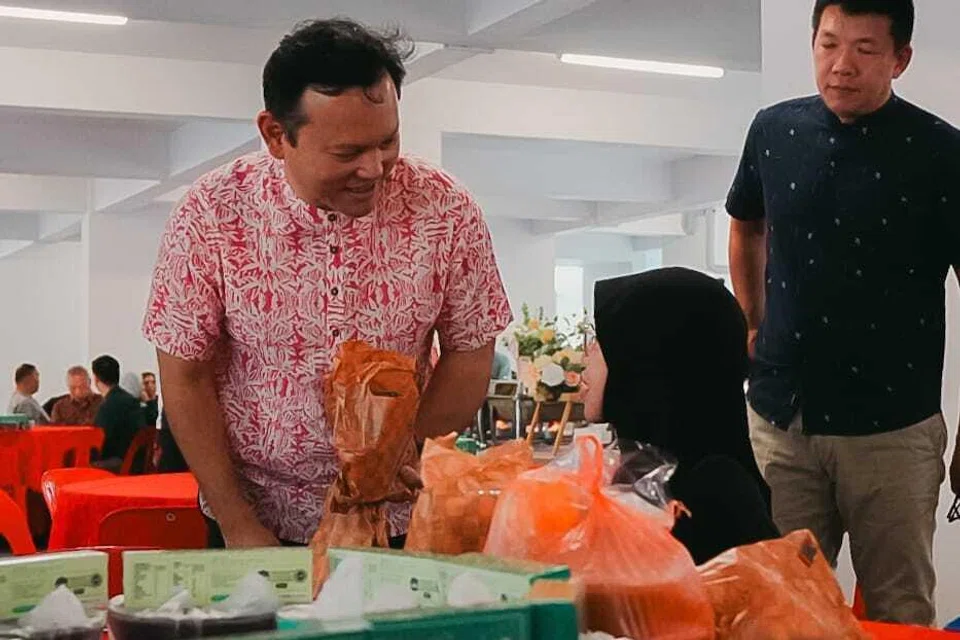 Menteri Negara Kanan (Pertahanan merangkap Kemampanan dan Sekitaran), Encik Zaqy Mohamad, berinteraksi bersama penerima manfaat Marsiling pada acara Sponsor-An-Iftar oleh IM Volunteers Network SG. 