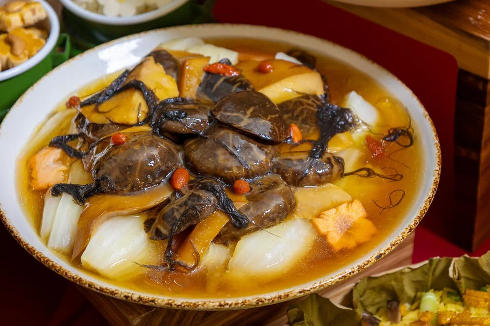 Kubis yang direneh dengan tiram kering dan sejenis cendawan hitam (Braised Long Cabbage with Dried Oyster and Black Moss) merupakan salah satu hidangan istimewa yang disajikan di restoran Ginger di Parkroyal Beach Road.
