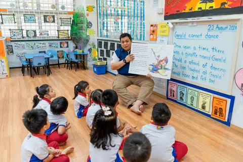Sambil mengadakan sesi bercerita kepada kanak-kanak tadika satu (K1) di pusat tadika PCF Sparkletots @ Bukit Gombak Blok 395A, Encik Zulqarnain Zainol Rashid (belakang) berkongsi bagaimana ia benar-benar membangkitkan sifat kanak-kanak dalam diri beliau dan rasa gembira berada di persekitaran sedemikian. 
