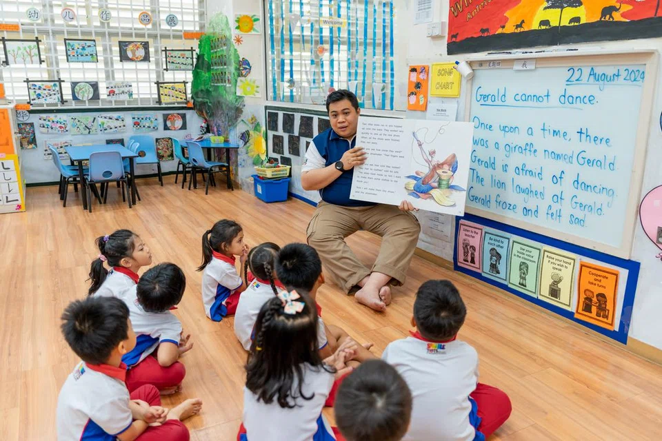 Sambil mengadakan sesi bercerita kepada kanak-kanak tadika satu (K1) di pusat tadika PCF Sparkletots @ Bukit Gombak Blok 395A, Encik Zulqarnain Zainol Rashid (belakang) berkongsi bagaimana ia benar-benar membangkitkan sifat kanak-kanak dalam diri beliau dan rasa gembira berada di persekitaran sedemikian. 