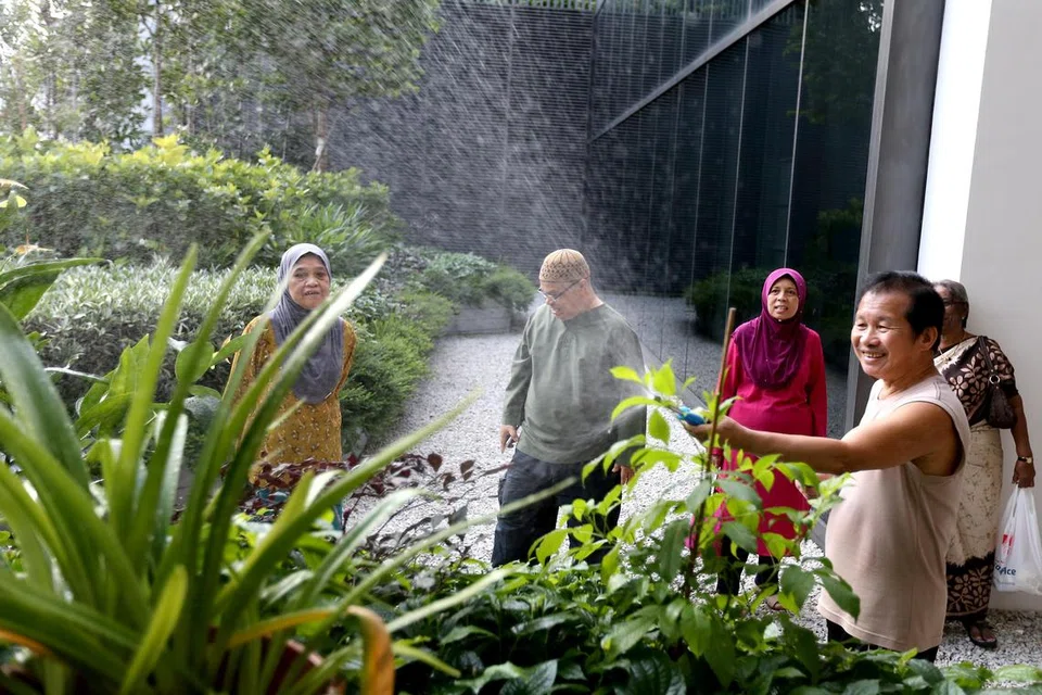 WARNAI KEHIDUPAN: Hubungan baik antara jiran akan mewarnai dan meningkatkan mutu kehidupan.