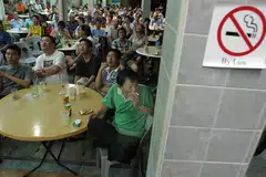 MESTI DIKUATKUASA: Larangan merokok di tempat-tempat makan mesti dikuatkuasakan dengan ketat sekarang dan mereka yang didapati ingkar harus dikenakan denda berat. 