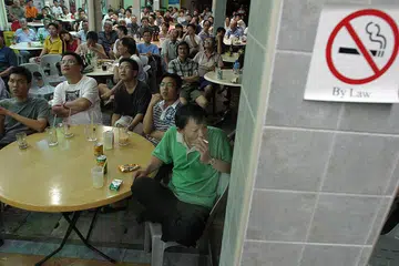 MESTI DIKUATKUASA: Larangan merokok di tempat-tempat makan mesti dikuatkuasakan dengan ketat sekarang dan mereka yang didapati ingkar harus dikenakan denda berat. 