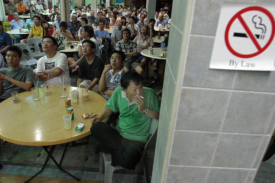 MESTI DIKUATKUASA: Larangan merokok di tempat-tempat makan mesti dikuatkuasakan dengan ketat sekarang dan mereka yang didapati ingkar harus dikenakan denda berat. 