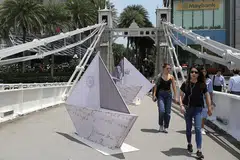 PAMERAN MENARIK: Antara struktur yang dipasang di Jambatan Cavenagh adalah bot origami sebesar saiz sebenar. - Foto BH oleh ONG WEE JIN