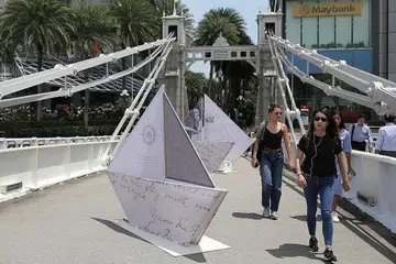 PAMERAN MENARIK: Antara struktur yang dipasang di Jambatan Cavenagh adalah bot origami sebesar saiz sebenar. - Foto BH oleh ONG WEE JIN