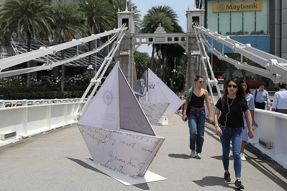 PAMERAN MENARIK: Antara struktur yang dipasang di Jambatan Cavenagh adalah bot origami sebesar saiz sebenar. - Foto BH oleh ONG WEE JIN
