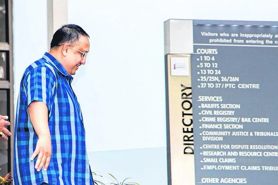 KES DITANGGUH: Pendakwah tempatan Fahrorazi Sohoi meninggalkan mahkamah semalam setelah kes penipuan berhubung skim 'Haji VIP' didengar. Kes tersebut akan didengar lagi pada 30 Oktober ini. - Foto BH oleh ZALEHA ABDUL KADER