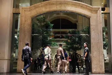 Anggota polis dilihat di hotel Grand Hyatt Erawan, di mana sekurang-kurangnya enam orang dilaporkan mati di Bangkok pada 16 Julai 2024.