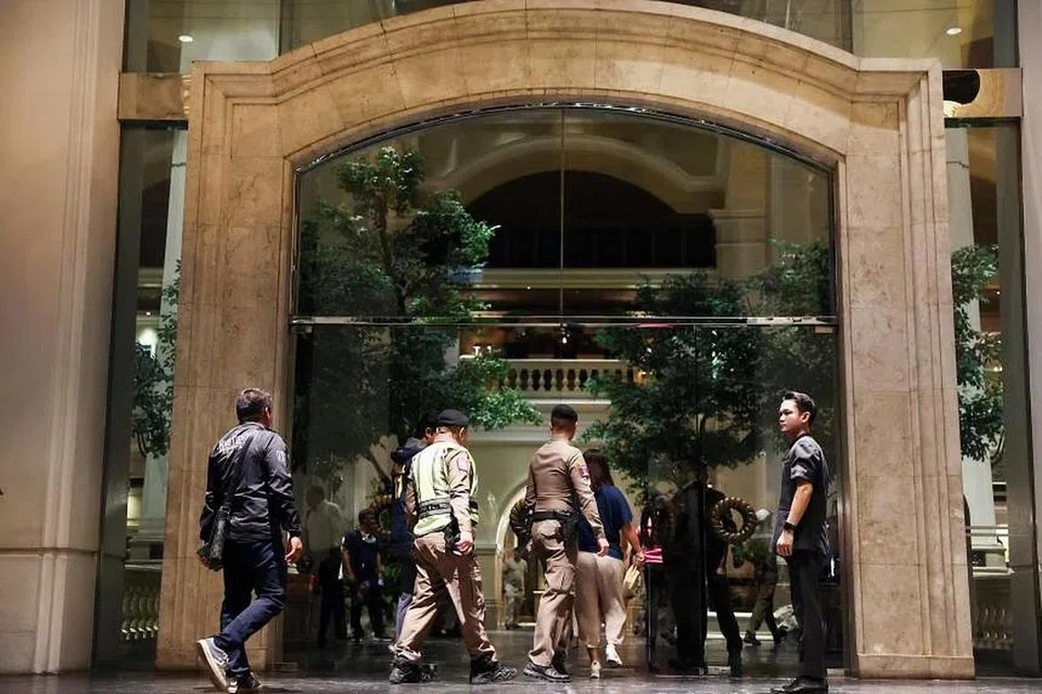 Anggota polis dilihat di hotel Grand Hyatt Erawan, di mana sekurang-kurangnya enam orang dilaporkan mati di Bangkok pada 16 Julai 2024.